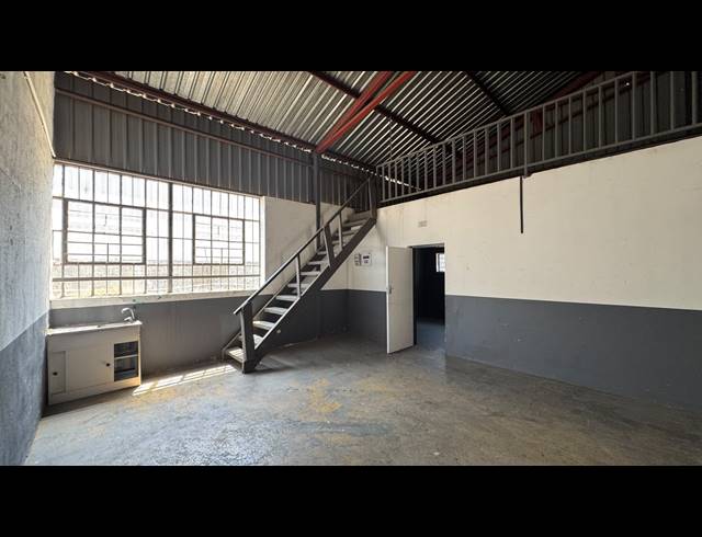 150M² WAREHOUSE TO LET IN WYNBERG